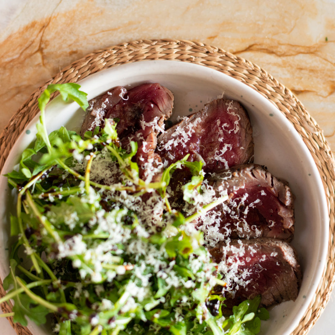 Tagliata de Mignon com Rúcula Selvagem e Parmesão