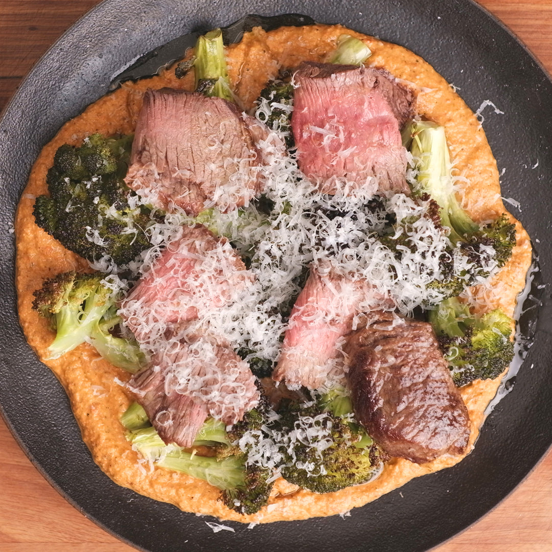 Salada morna de steak, brócolis e romesco