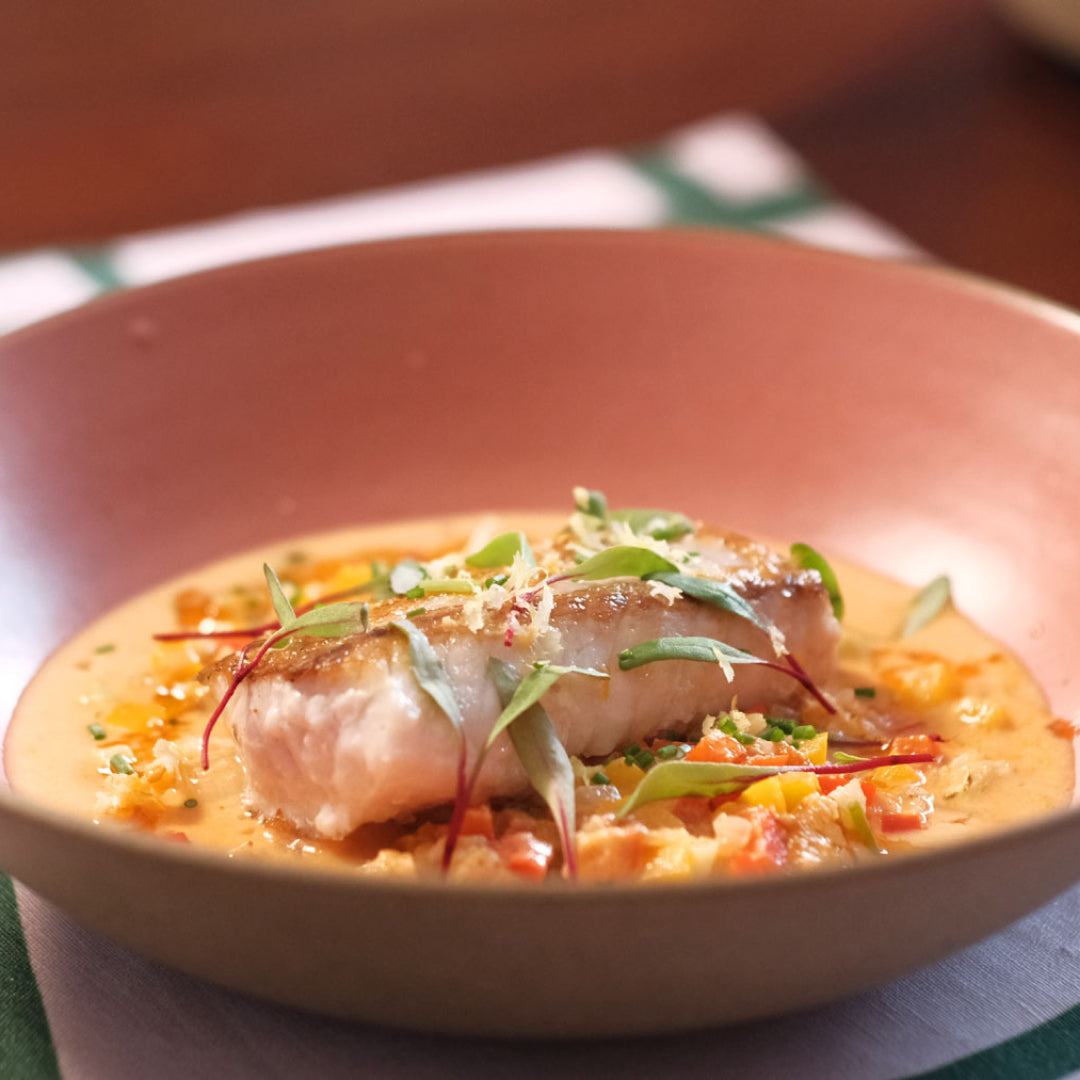 Namorado, arroz de couve-flor e molho de moqueca
