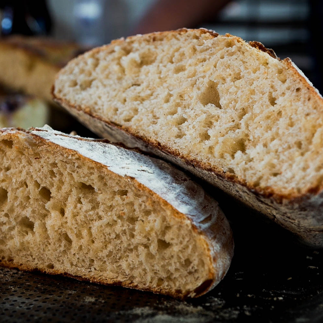 Pão de levain com queijo canastra