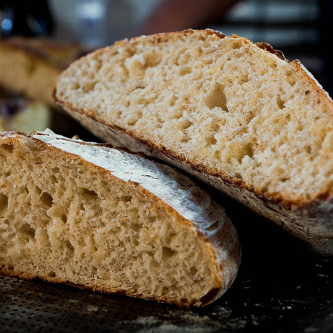 Pão de levain com queijo canastra