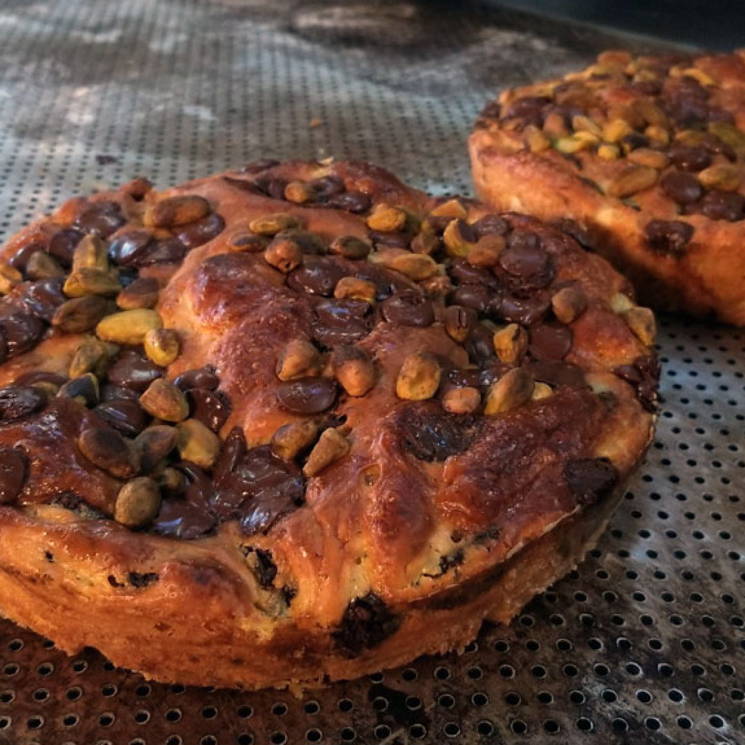 Cinnamon roll com chocolate e pistache